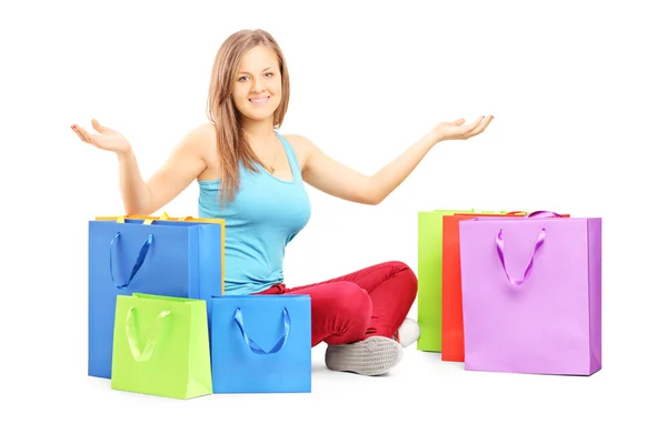 Mujer en un piso con bolsas de compras — Foto de Stock