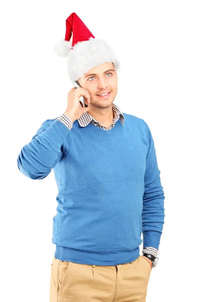 Casual cara vestindo um chapéu de Papai Noel e falando em um telefone — Fotografia de Stock