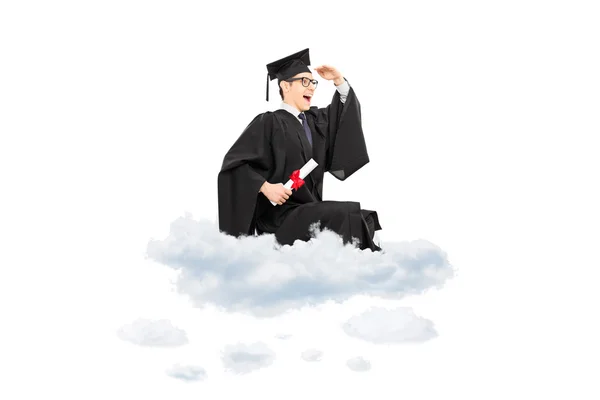 College-Absolvent sitzt auf Wolke sieben — Stockfoto