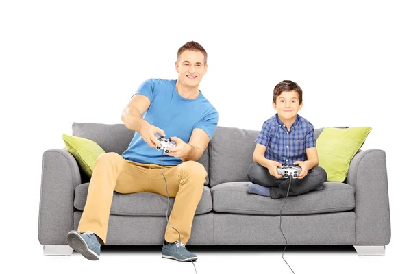 Irmãos em um sofá jogando videogames — Fotografia de Stock