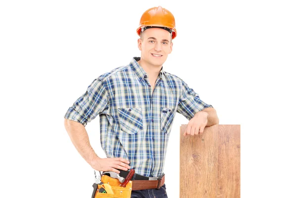 Carpenter leaning on plank — Stock Photo, Image