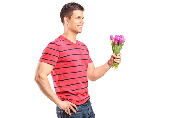 Mann hält Blumenstrauß in der Hand — Stockfoto