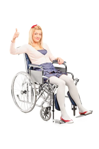 Femme handicapée en fauteuil roulant — Photo