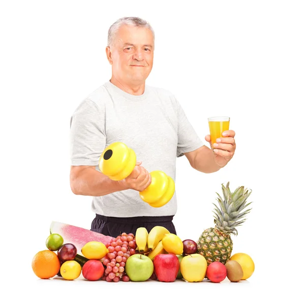 Homem segurando haltere e suco — Fotografia de Stock