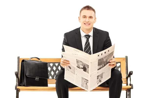 Geschäftsmann mit Zeitung — Stockfoto