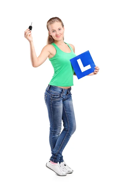 Adolescente segurando placa L e chave do carro — Fotografia de Stock