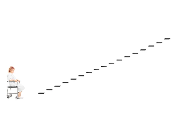 Инвалидная женщина перед лестницей — стоковое фото
