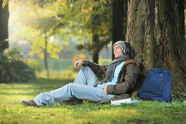 Homme étudiant écoutant de la musique — Photo