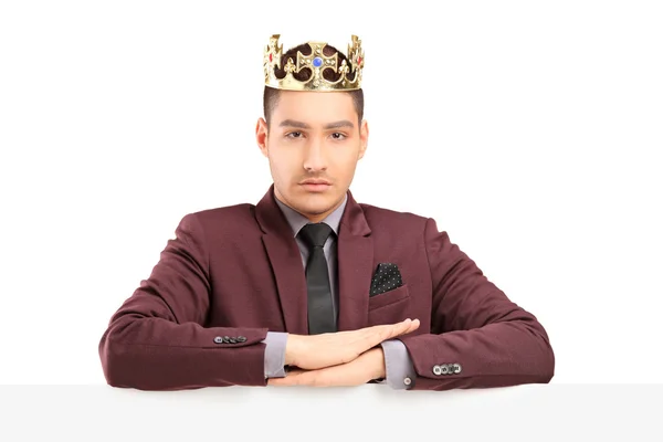 Prinz posiert mit Krone — Stockfoto