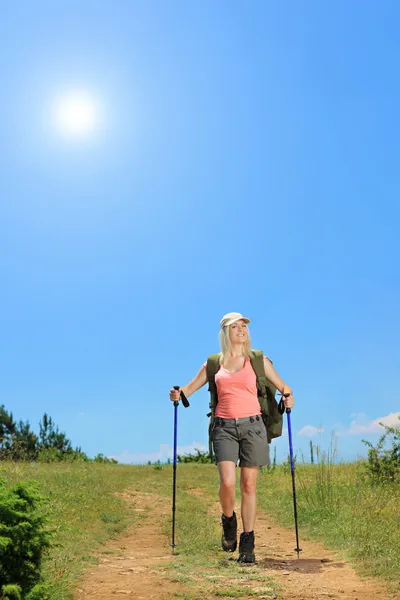 Frau mit Rucksack zu Fuß — Stockfoto