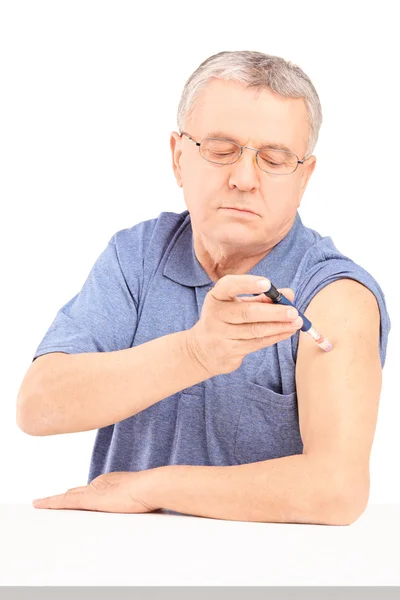 Mann spritzt Insulin in Arm — Stockfoto