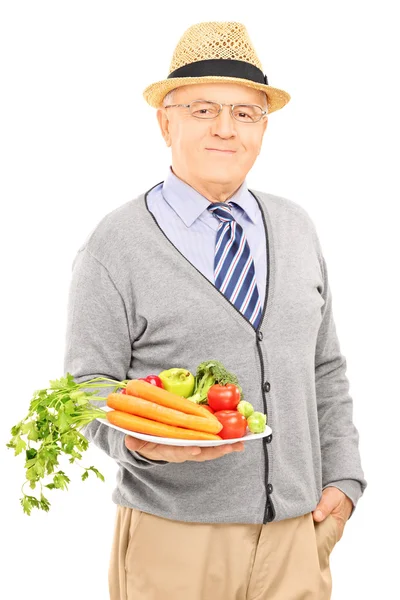 Man met schotel met groenten — Stockfoto