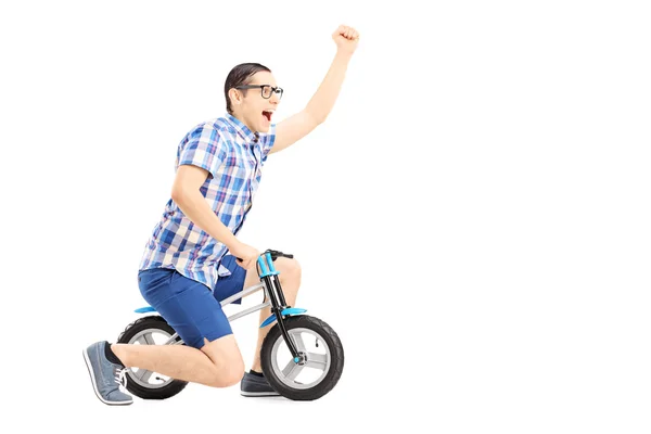 Kerl fährt kleines Fahrrad — Stockfoto