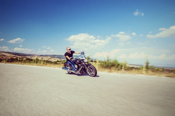 Biker riding a motorcycle — Stock Photo, Image