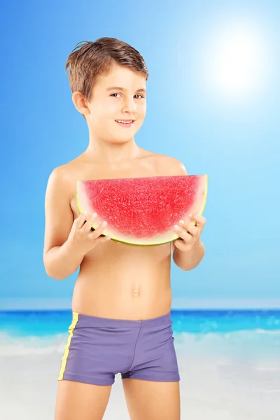 Dítě drží plátkem melounu — Stock fotografie