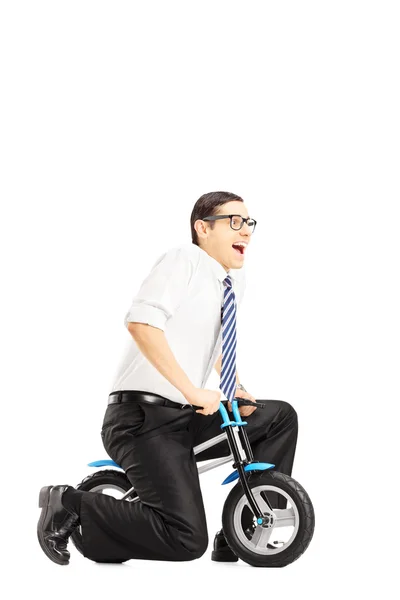 Empresário andando de bicicleta pequena — Fotografia de Stock