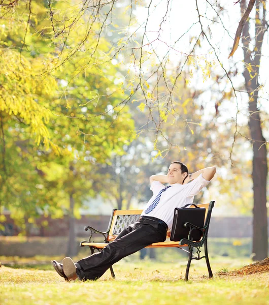 Ondernemer op een bankje en ontspannen — Stockfoto