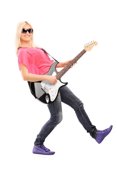 Mujer tocando en la guitarra eléctrica — Foto de Stock