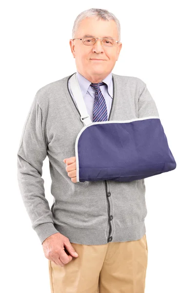 Mann mit gebrochenem Arm — Stockfoto
