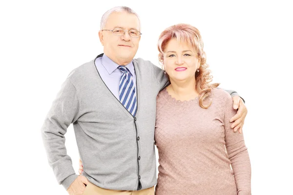 Mediana edad pareja en un abrazo — Foto de Stock