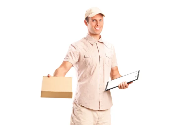 Um entregador entregando um pacote e segurando uma prancheta — Fotografia de Stock
