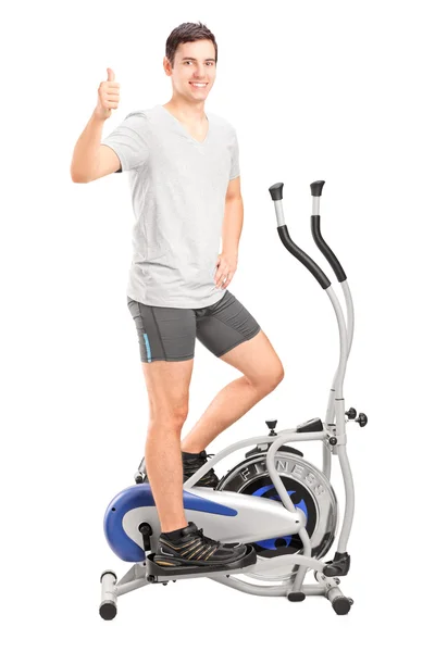 Homem na máquina cross trainer — Fotografia de Stock