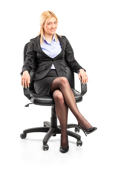 Geschäftsfrau sitzt im Bürostuhl — Stockfoto