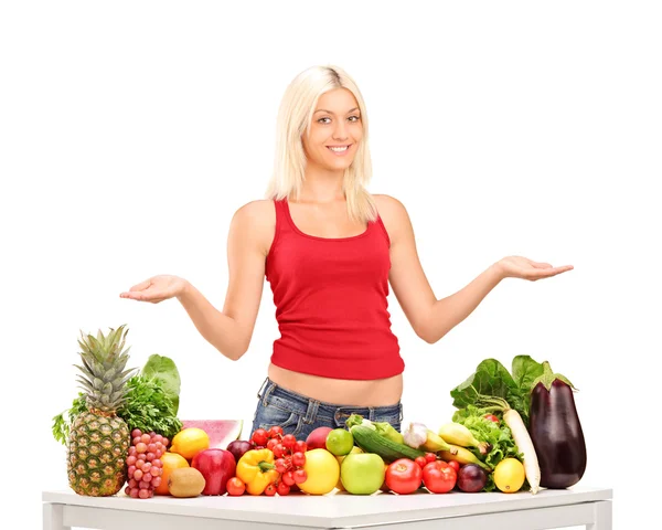 Femme aux fruits et légumes — Photo