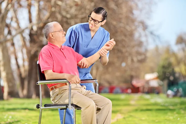 Kıdemli hemşire kontrol darbe