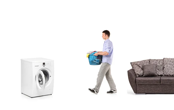 Mann geht auf Waschmaschine zu — Stockfoto