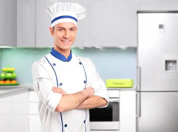 Chef masculino posando en cocina — Foto de Stock