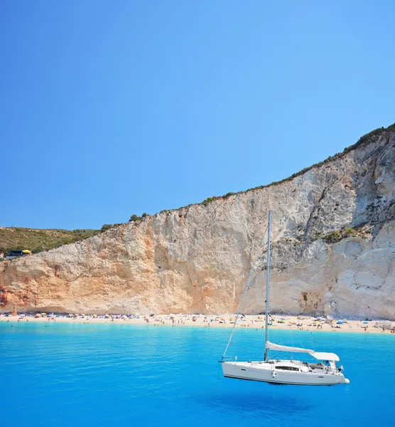 Jachtu zakotwiczonego w plaży porto katsiki — Zdjęcie stockowe