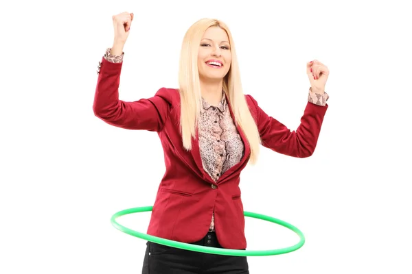 Mujer bailando con un aro hula — Foto de Stock