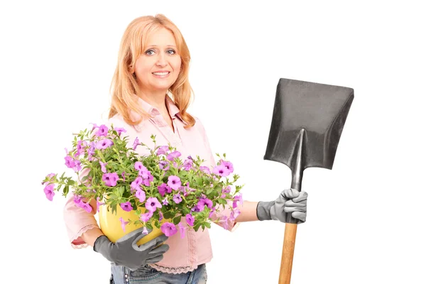 Vrouwelijke tuinman bedrijf bloemen — Stockfoto
