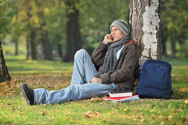 Pensamiento del estudiante, sentado junto al árbol — Foto de Stock