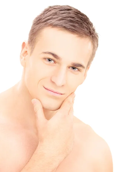 Hombre joven sin camisa después de afeitarse — Foto de Stock