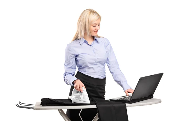 Businesswoman ironing his clothes — Stock Photo, Image