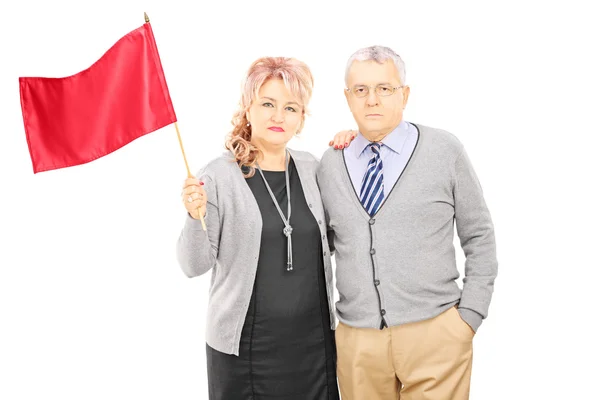 Casal acenando bandeira vermelha — Fotografia de Stock