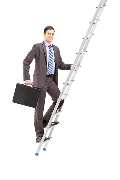 Карабкающийся по лестнице бизнесмен — стоковое фото