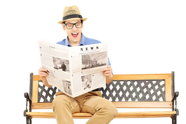 Homem lendo jornal — Fotografia de Stock