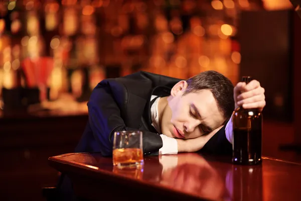 Hombre borracho durmiendo en el bar —  Fotos de Stock