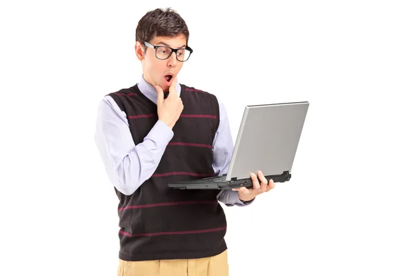 Uomo in possesso di laptop e pensando — Foto Stock