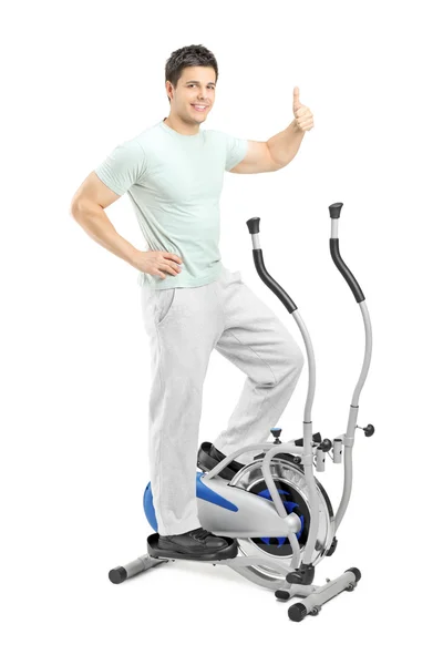 크로스 트레이너에 운동 하는 남자 — 스톡 사진