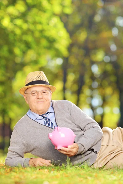 Cavalheiro segurando porquinho banco — Fotografia de Stock