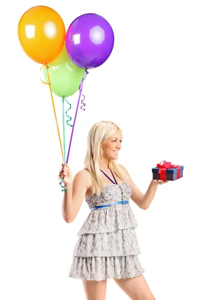 Kadın holding balonlar ve hediye — Stok fotoğraf