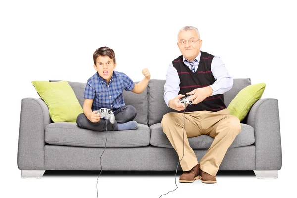 Senior man speelt videospelletjes — Stockfoto