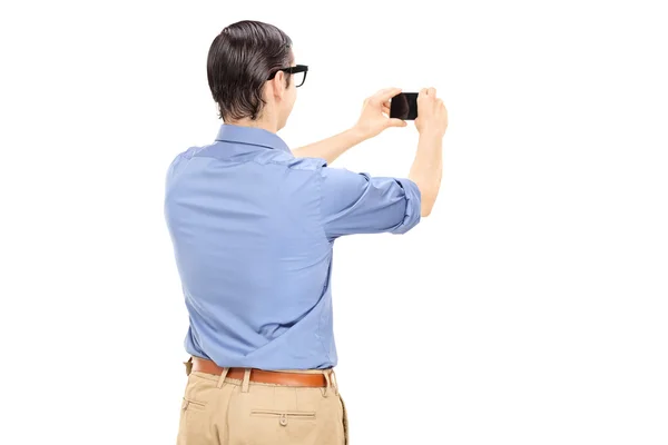 Мужчина фотографирует на мобильный телефон — стоковое фото