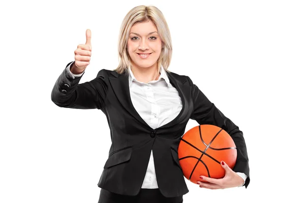 Zakenvrouw bedrijf basketbal — Stockfoto