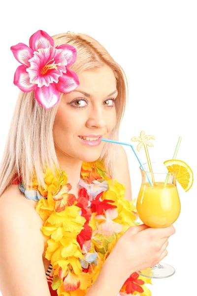 Egzotik bir kokteyl içme kadın — Stok fotoğraf