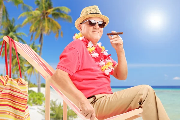 Джентльмен курит сигару и наслаждается солнцем — стоковое фото